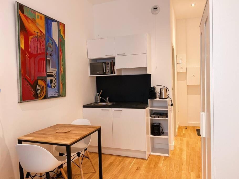Kitchen or kitchenette, Dining area, minibar