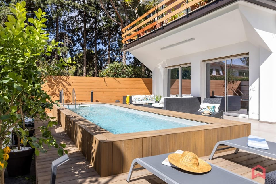 Day, Swimming pool