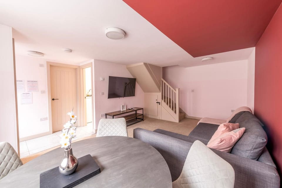 Property building, Communal lounge/ TV room, TV and multimedia, Living room, Dining area