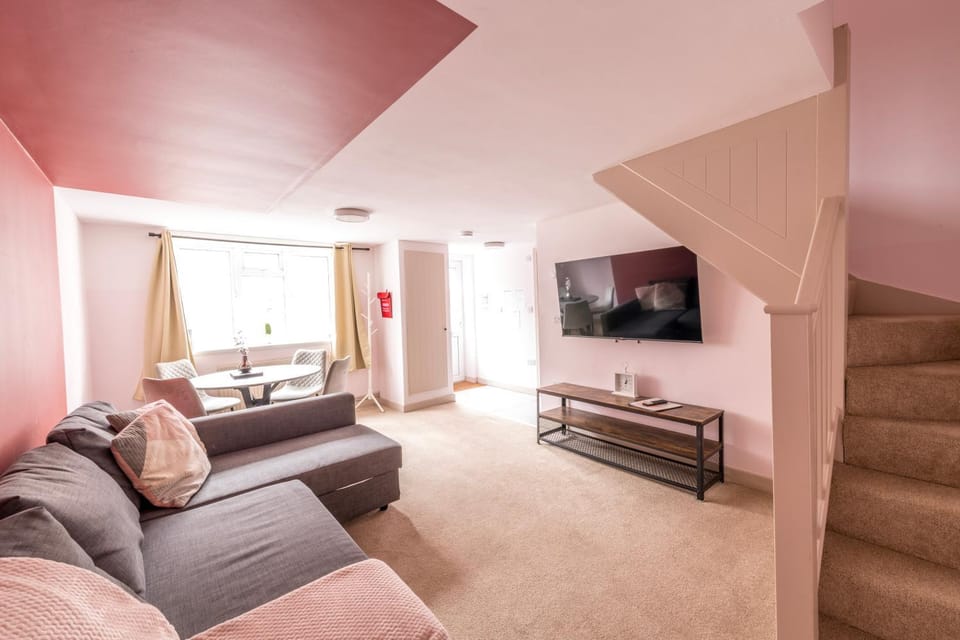 Property building, Communal lounge/ TV room, TV and multimedia, Living room, Dining area