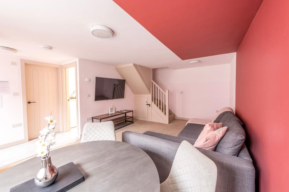 Property building, Communal lounge/ TV room, TV and multimedia, Living room, Dining area