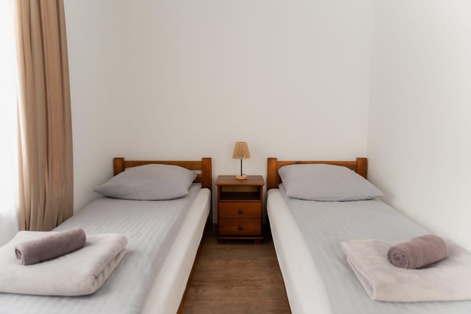 Bed, Bedroom, towels