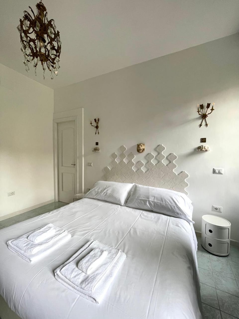 Bed, TV and multimedia, Bedroom, towels, air conditioner