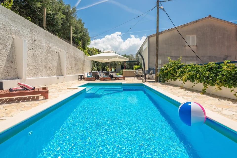 Day, Pool view