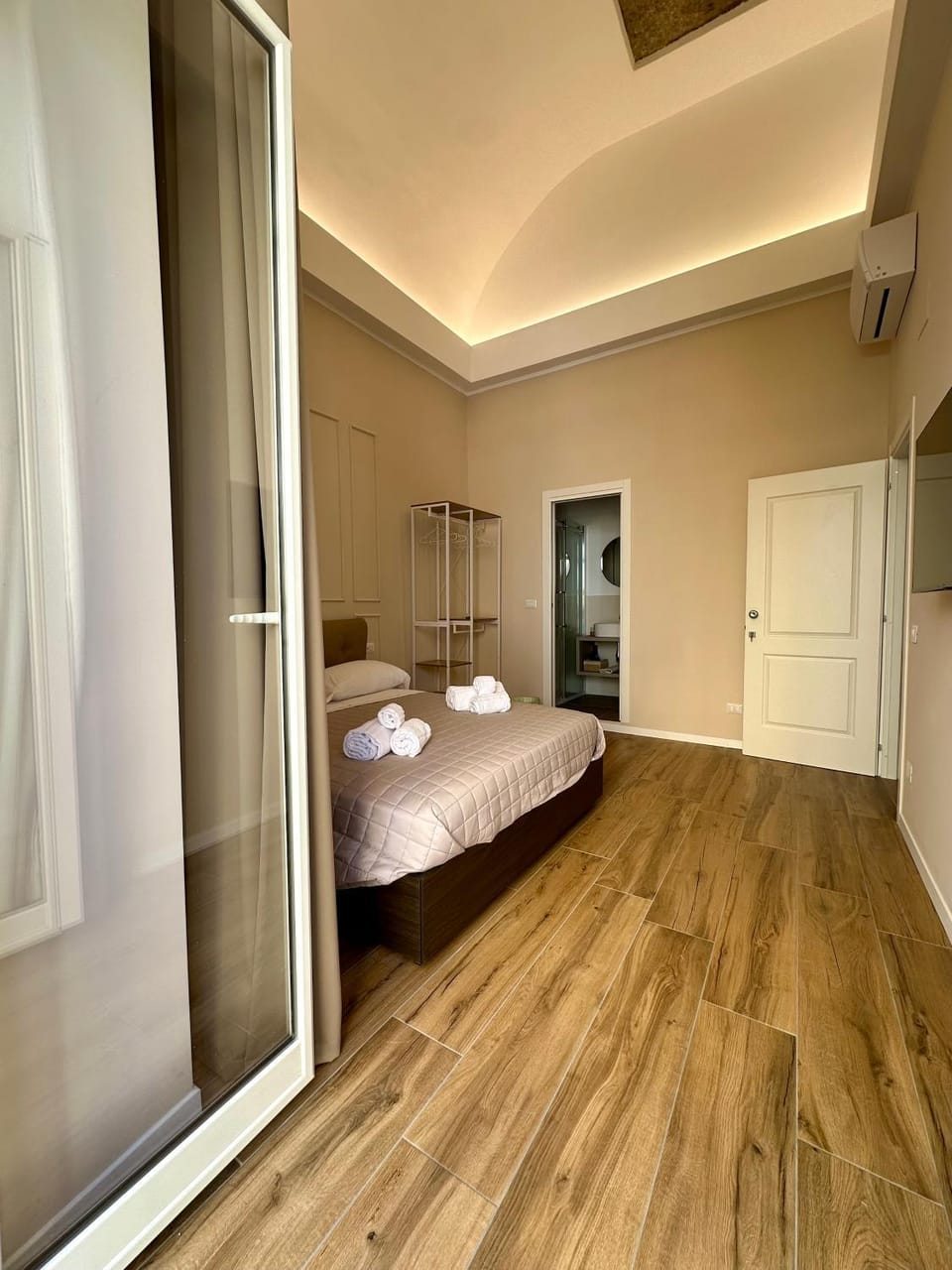 Bed, Balcony/Terrace, Photo of the whole room, Bedroom, wardrobe