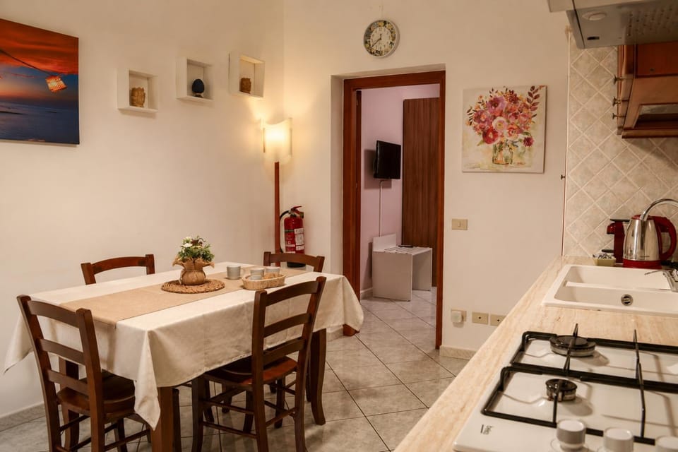 Dining area, kitchen