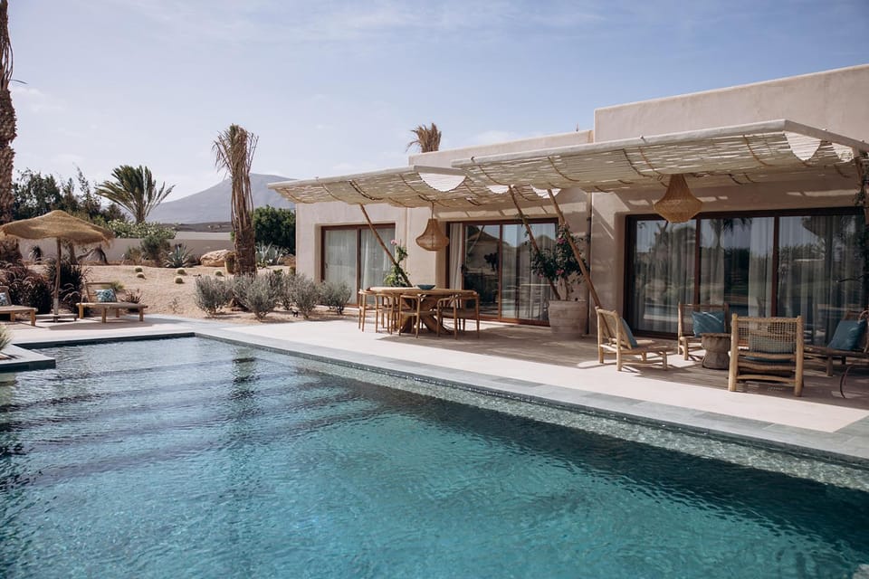 Property building, Balcony/Terrace, Mountain view, Swimming pool