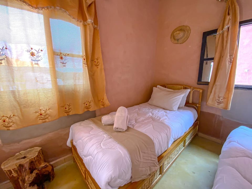 Bed, Photo of the whole room, Bedroom, internet, towels, air conditioner