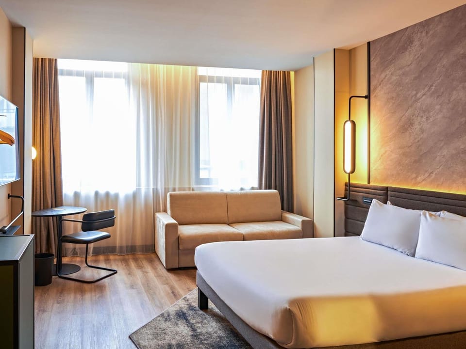 Property building, Bed, TV and multimedia, Photo of the whole room, Seating area, Bedroom