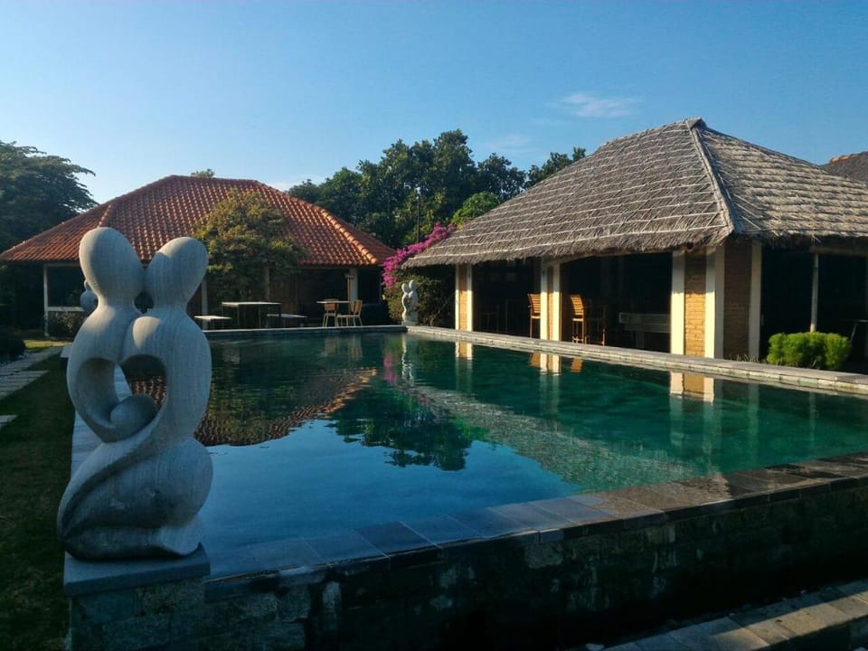 Restaurant/places to eat, Swimming pool