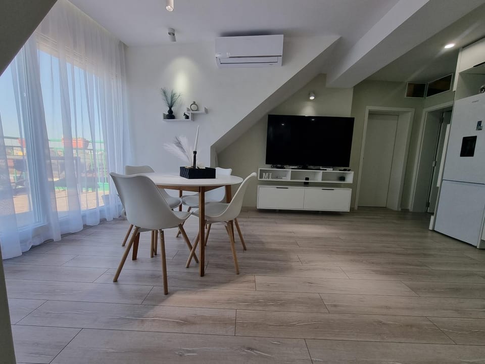 TV and multimedia, Dining area, air conditioner
