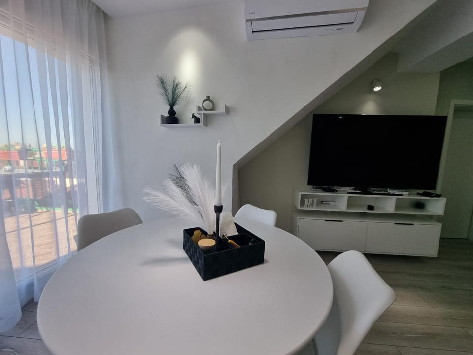 Communal lounge/ TV room, TV and multimedia, Living room, Dining area, air conditioner