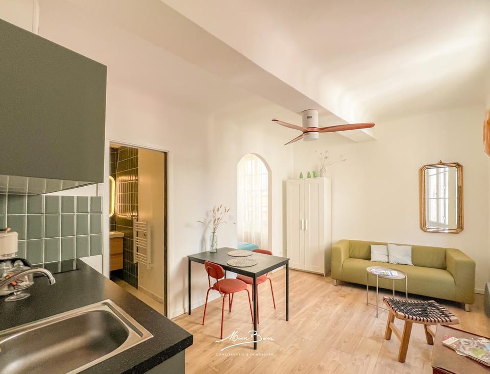 Kitchen or kitchenette, Living room, Seating area, Dining area