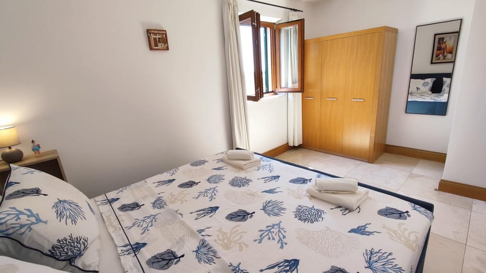 Bed, Bird's eye view, View (from property/room), Garden view, Garden view, Mountain view, Mountain view, Pool view, Pool view, Quiet street view, Inner courtyard view, wardrobe