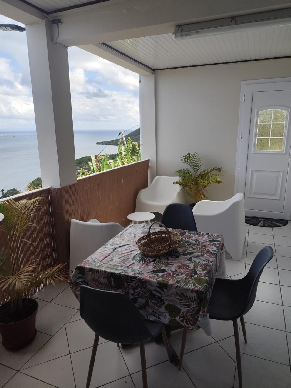Natural landscape, View (from property/room), Balcony/Terrace, Dining area, Sea view