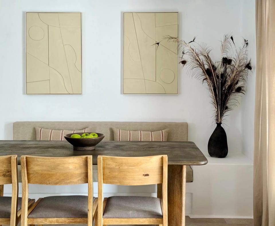 Facade/entrance, Living room, Lobby or reception, Decorative detail, Seating area, Dining area