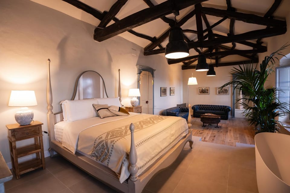 Restaurant/places to eat, Bed, Living room, Photo of the whole room, Seating area, Bedroom, Breakfast