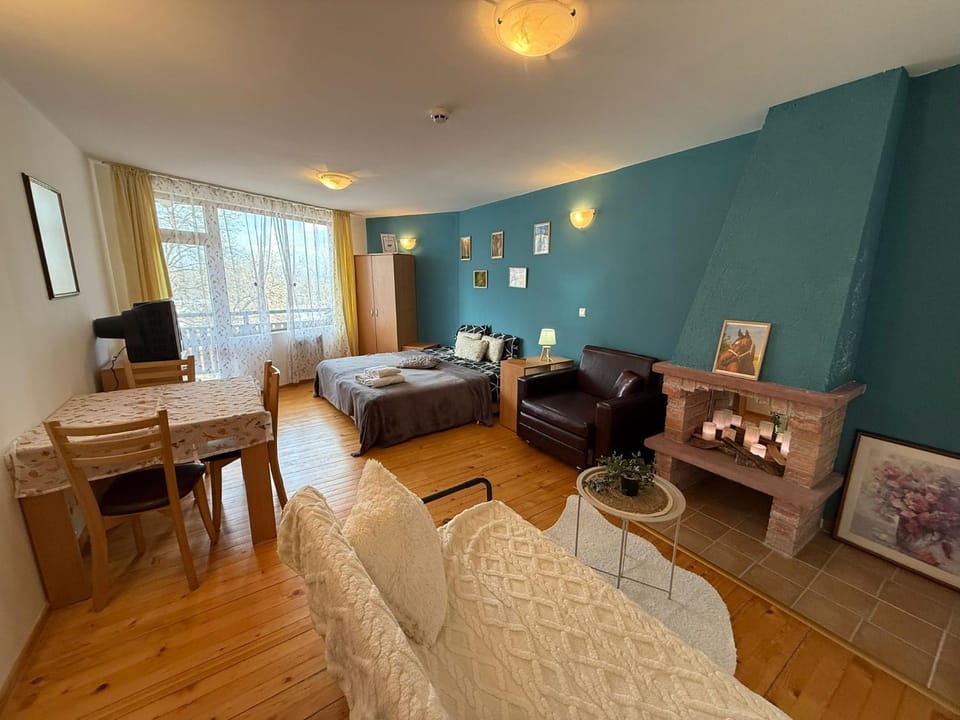 Bed, Living room, fireplace