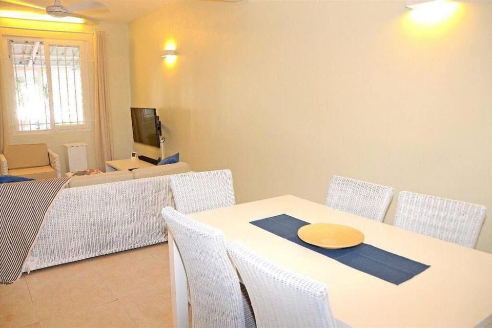 Communal lounge/ TV room, TV and multimedia, Living room, Seating area, Dining area, Evening entertainment