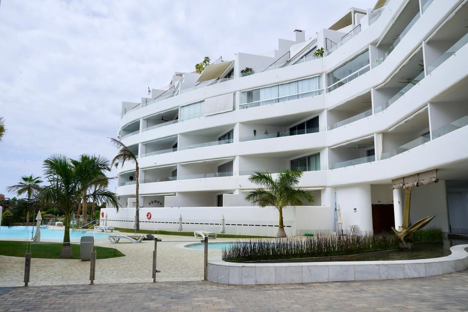 Property building, Day, Pool view, Swimming pool