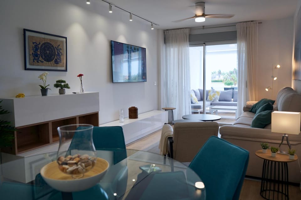 TV and multimedia, Living room, Seating area, Dining area