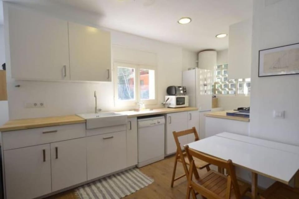Kitchen or kitchenette, Dining area, dishwasher, oven, pet friendly, toaster