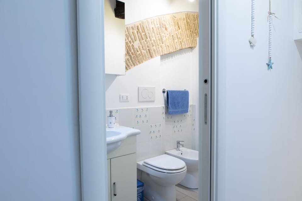 Toilet, Bathroom, bidet, towels