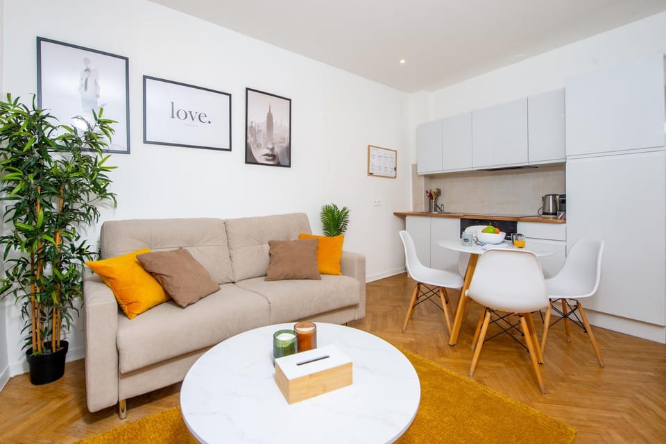 #34 2P Raimbaldi central 2balconies / AC & WIFI Apartment in Nice