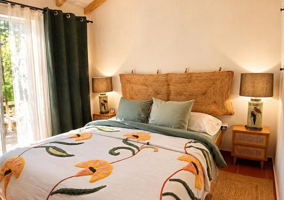 Bed, Coffee/tea facilities, View (from property/room), Decorative detail, Bedroom, furniture, internet, air conditioner