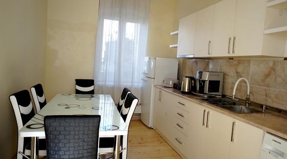 Coffee/tea facilities, Kitchen or kitchenette, Dining area