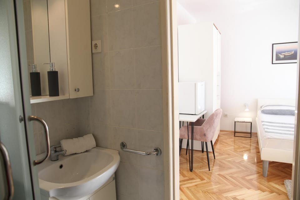 Toilet, Bed, Bathroom, Bedroom