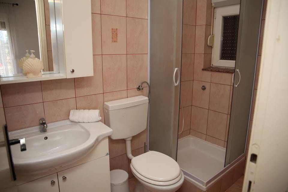 Shower, Toilet, Bathroom, towels