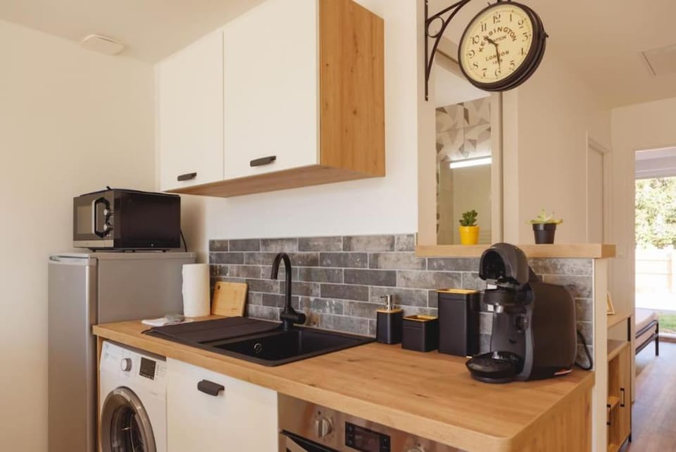 Coffee/tea facilities, Kitchen or kitchenette, oven, washing machine