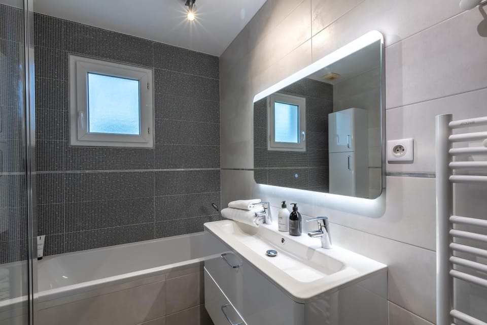 Bathroom, Bath, towels