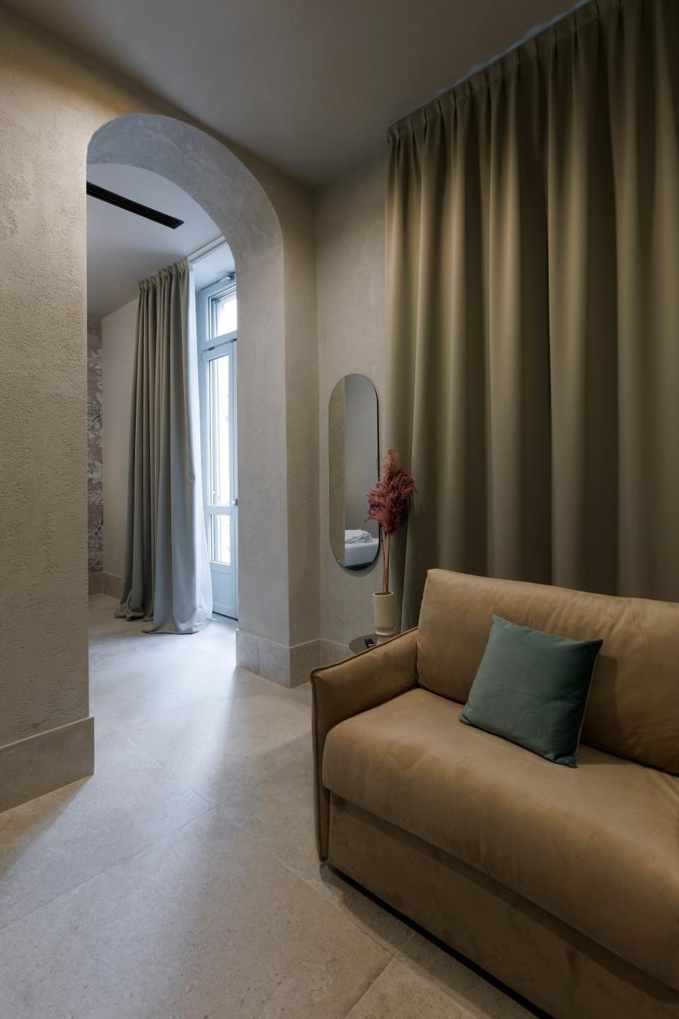 Day, Photo of the whole room, Seating area