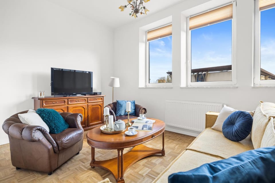 TV and multimedia, Living room, Seating area, River view