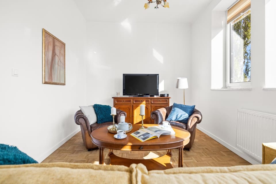 TV and multimedia, Living room, Seating area, River view