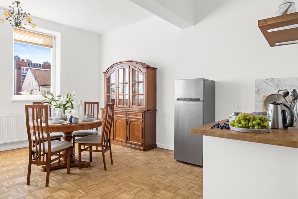 Kitchen or kitchenette, Dining area, River view