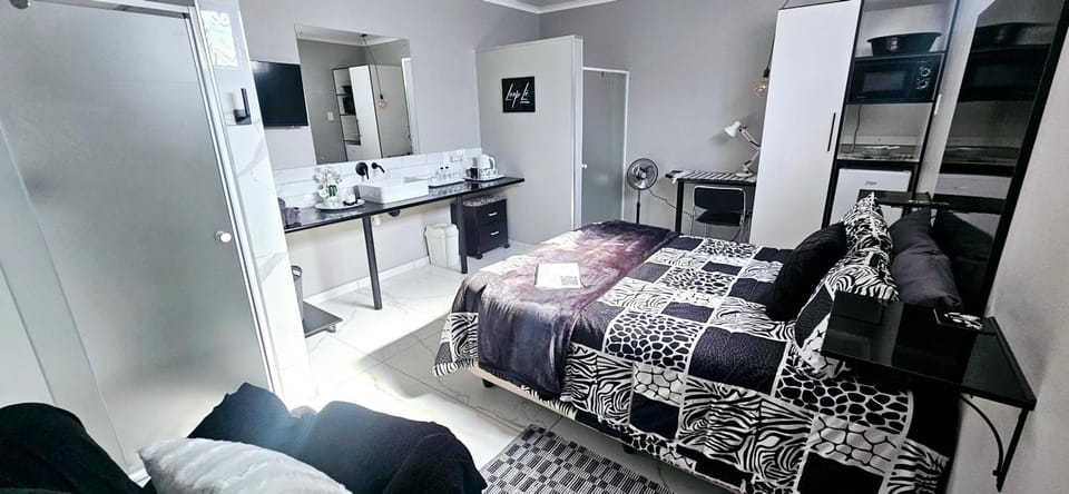 Shower, Bed, TV and multimedia, Coffee/tea facilities, Kitchen or kitchenette, Photo of the whole room, Seating area