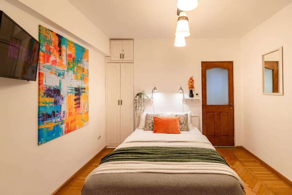Bed, TV and multimedia, Photo of the whole room, Bedroom