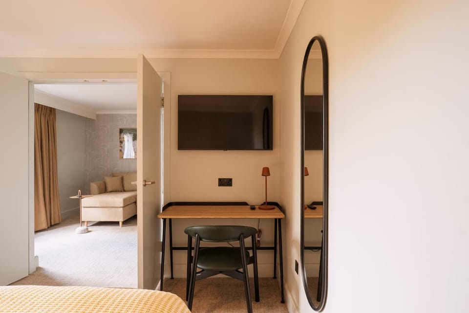 Communal lounge/ TV room, TV and multimedia, Living room, Photo of the whole room, Seating area, Evening entertainment, Bedroom