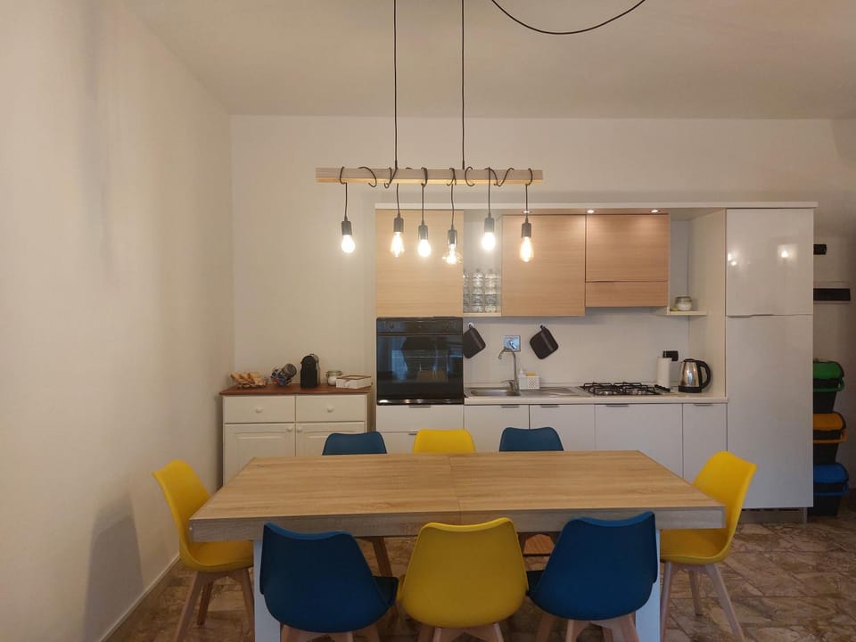 Kitchen or kitchenette, Dining area, pet friendly, stove