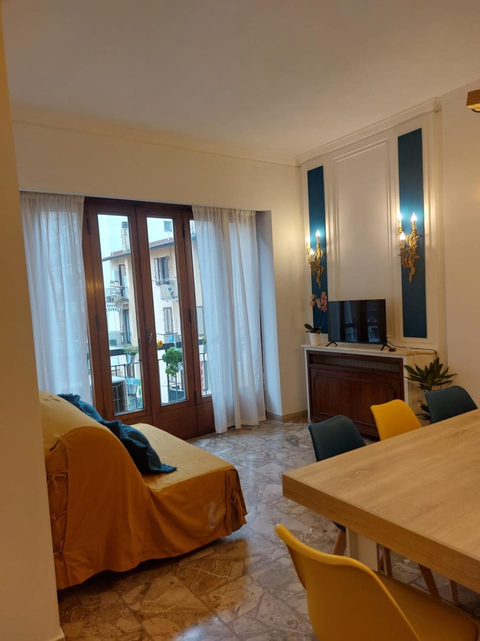 TV and multimedia, Living room, Seating area, Dining area