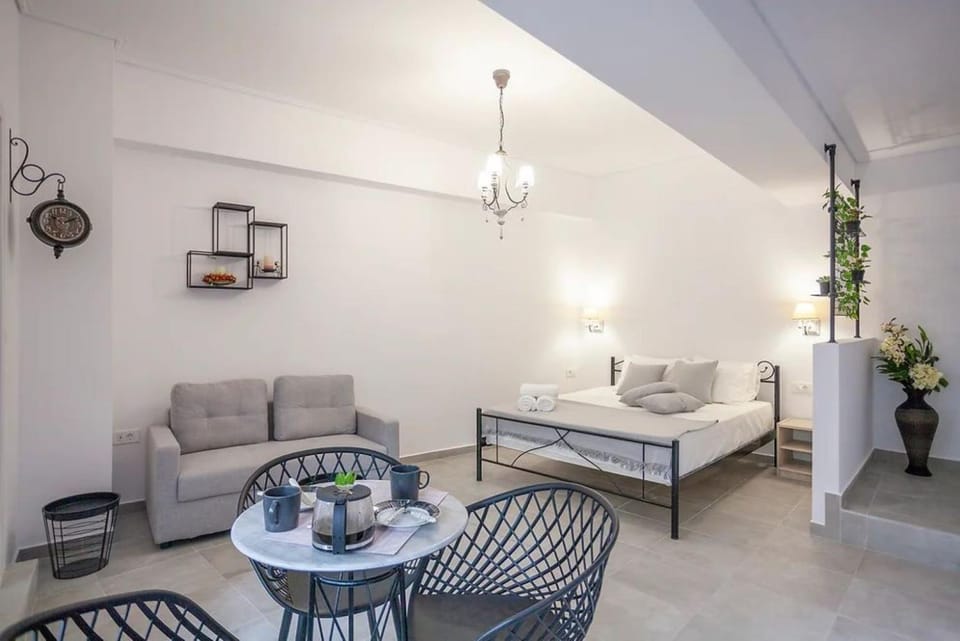 Bed, Seating area, Dining area