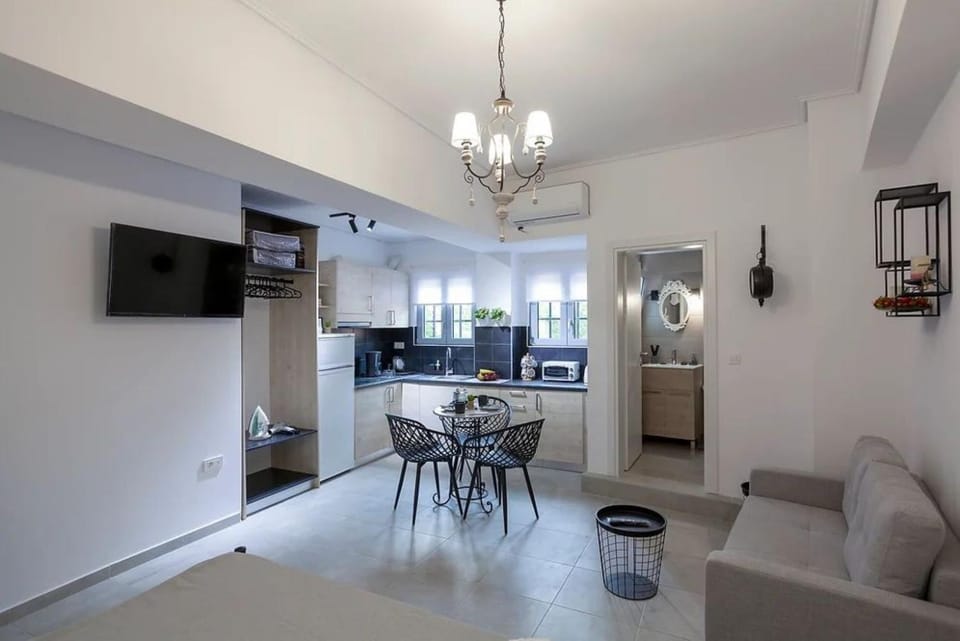 Kitchen or kitchenette, Seating area, Dining area