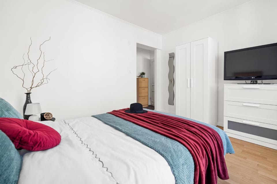 Bed, TV and multimedia, Photo of the whole room, Evening entertainment, Bedroom