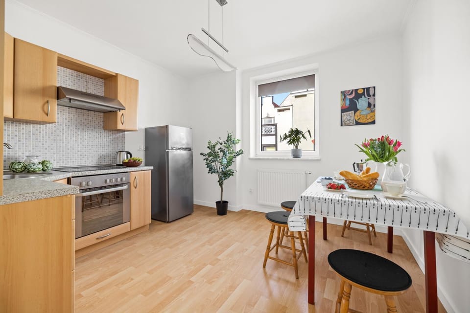 Kitchen or kitchenette, Dining area, oven, stove