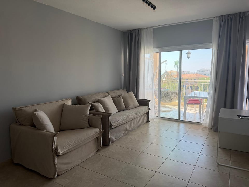 Newly renovated- Regina Gardens 1, Venus Beach 500 m, Sea&Sunsets view, license oo12075 Apartment in Paphos