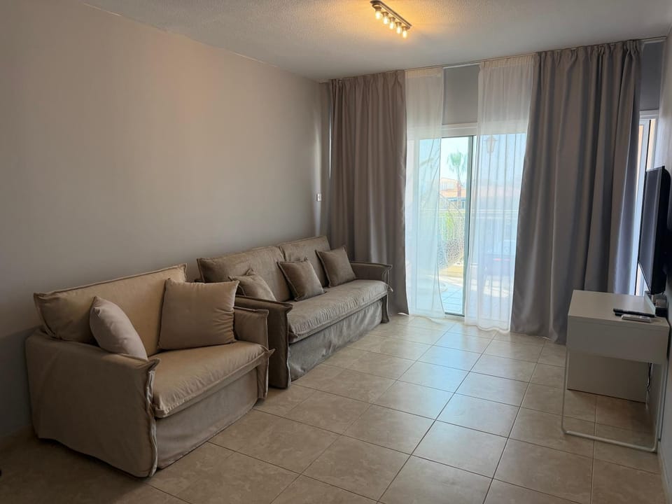 Newly renovated- Regina Gardens 1, Venus Beach 500 m, Sea&Sunsets view, license oo12075 Apartment in Paphos