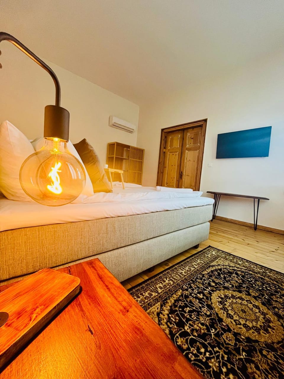 Bed, Photo of the whole room, Seating area, Bedroom